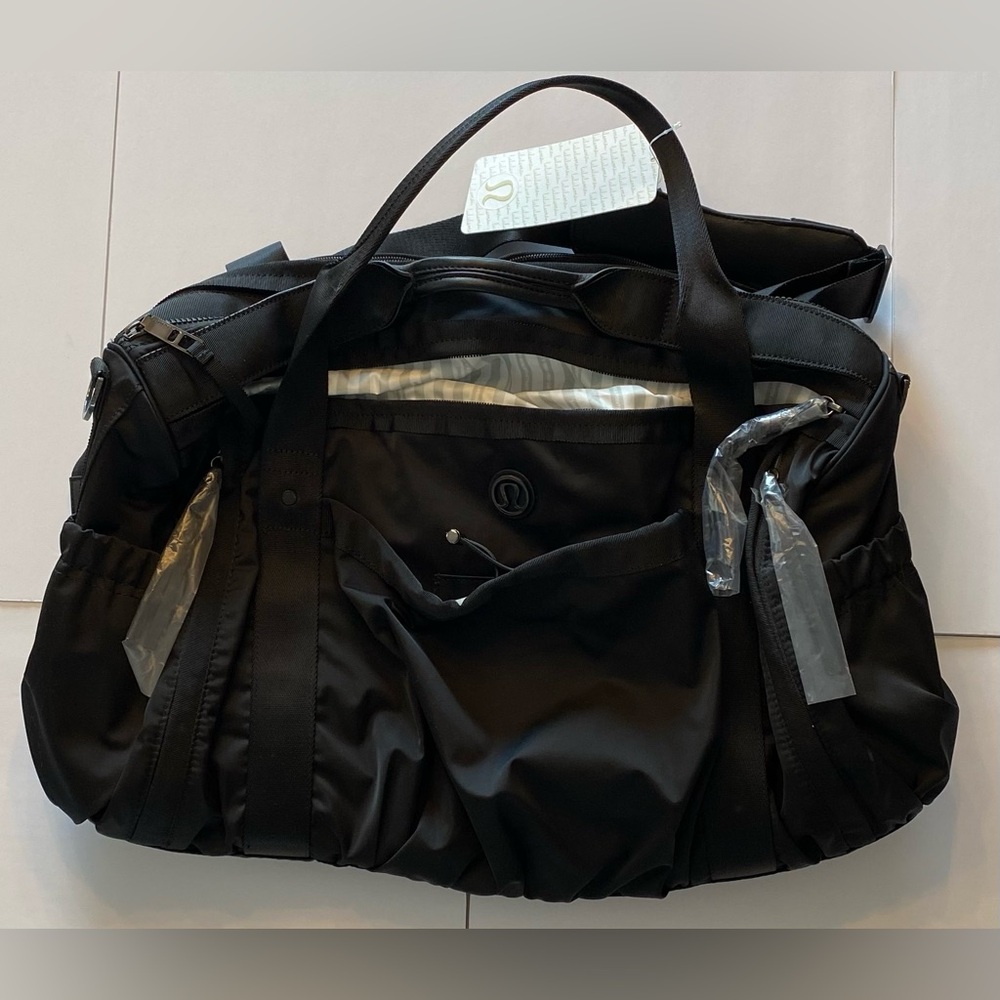 Lululemon Athletica Black Tote Bag Keep on Running Duffel NWT - Picture 2 of 4